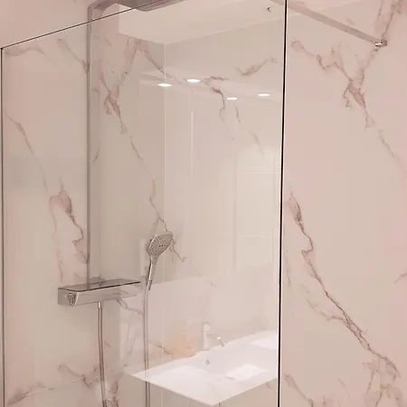 Leonie Met Parking 尼乌波特